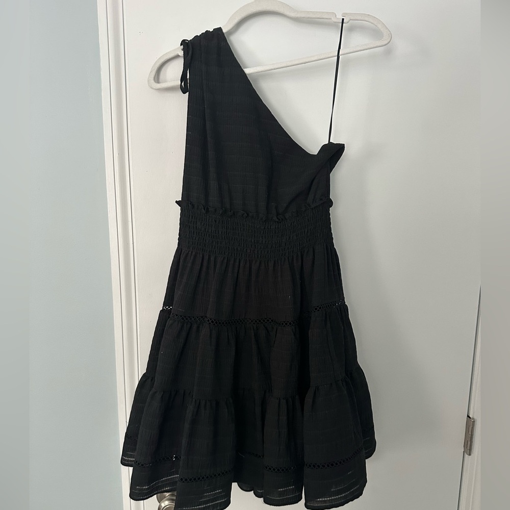 Chic Black One-Shoulder Dress